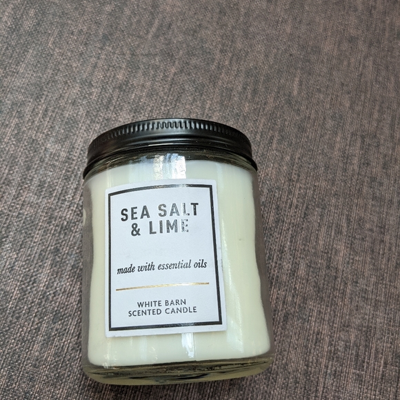 Bath & Body Works Accessories - White barn Sea salt and lime candle